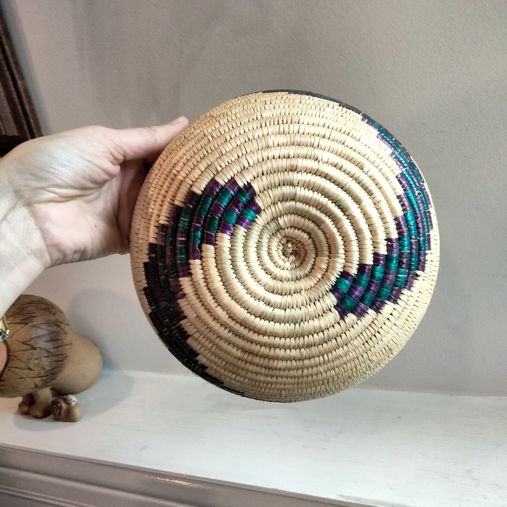 Hand-woven Navajo style basket - Picture 2 of 6